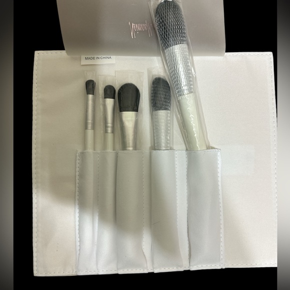 5 piece Professional Roll-up Brush Set. Makeup, Blush and Eye By Neiman Marcus - Picture 2 of 4